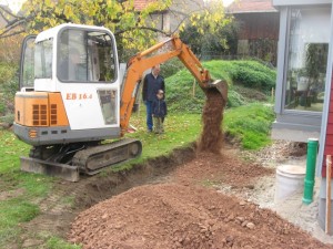 30.10.2015 Die Gräben rund ums Haus werden gefüllt